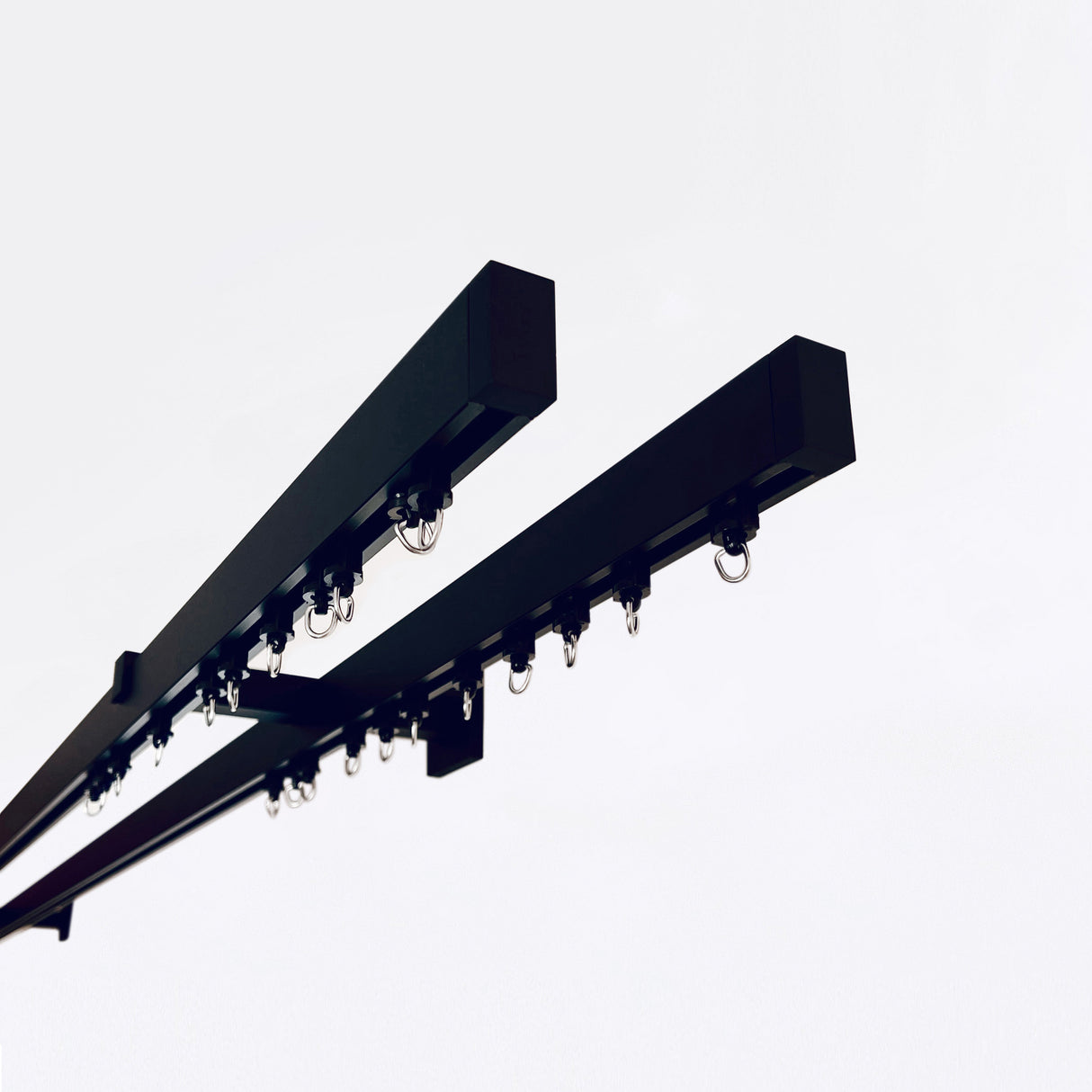 Binario Doppio per Tende, color Nero Opaco, a Parete – Misure Personalizzate, Design Moderno e Funzionale acquistare Binario Doppio per Tende, color Nero Opaco, a Parete – Misure Personalizzate, Design Moderno e Funzionale — Foto