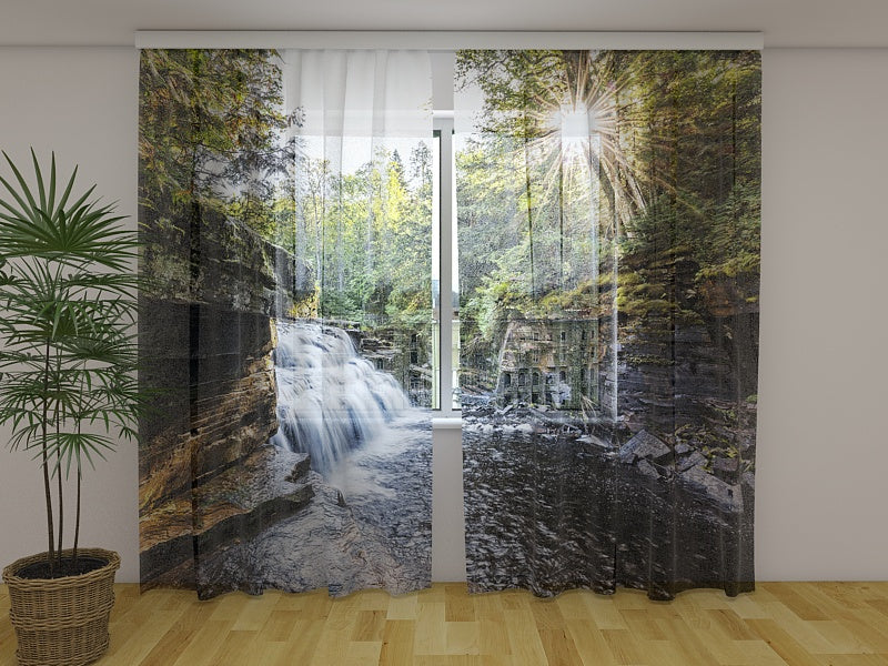 Foto Tende Acqua Primaverile di Montagna acquistare Foto Tende Acqua Primaverile di Montagna — Foto