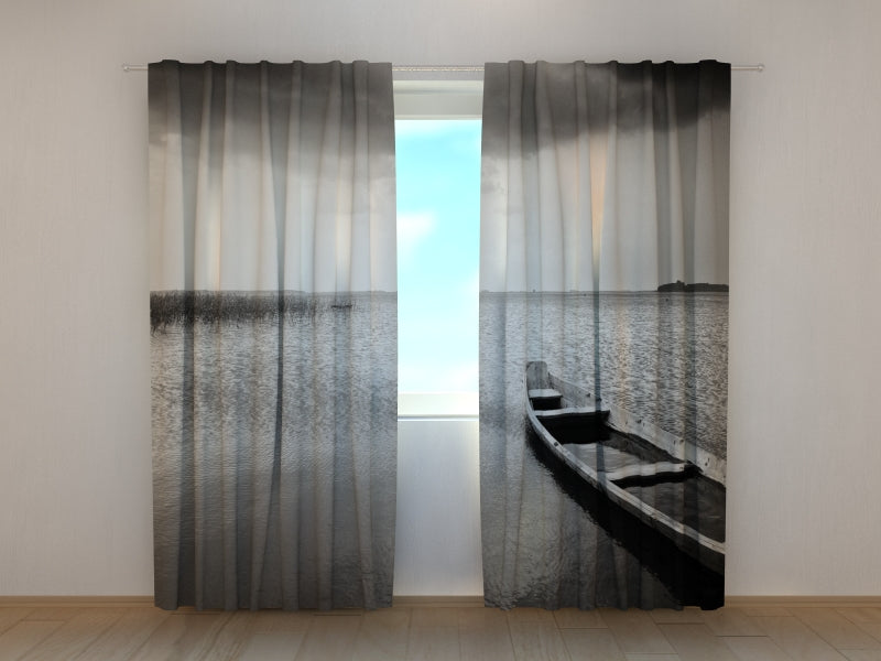 Foto Tende Barca Solitaria sul Lago acquistare Foto Tende Barca Solitaria sul Lago — Foto