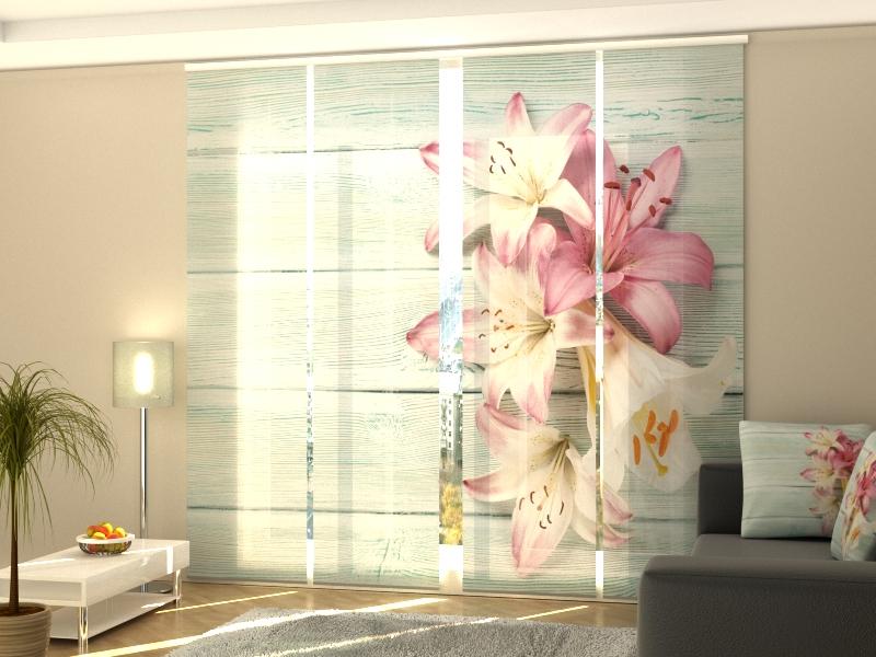 Set di 4 Tende a Pannello Gigli Colorati sul Legno acquistare Set di 4 Tende a Pannello Gigli Colorati sul Legno — Foto