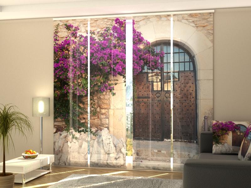 Set di 4 Tende a Pannello Cespuglio Viola e Vecchia Porta acquistare Set di 4 Tende a Pannello Cespuglio Viola e Vecchia Porta — Foto