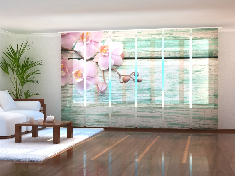 Set di 6 Tende a Pannello Meravigliose Orchidee Sul Legno Blu acquistare Set di 6 Tende a Pannello Meravigliose Orchidee Sul Legno Blu — Foto