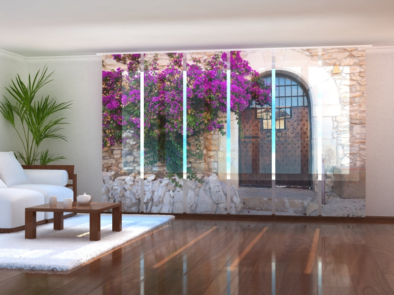 Set di 6 Tende a Pannello Cespuglio Viola e Vecchia Porta acquistare Set di 6 Tende a Pannello Cespuglio Viola e Vecchia Porta — Foto