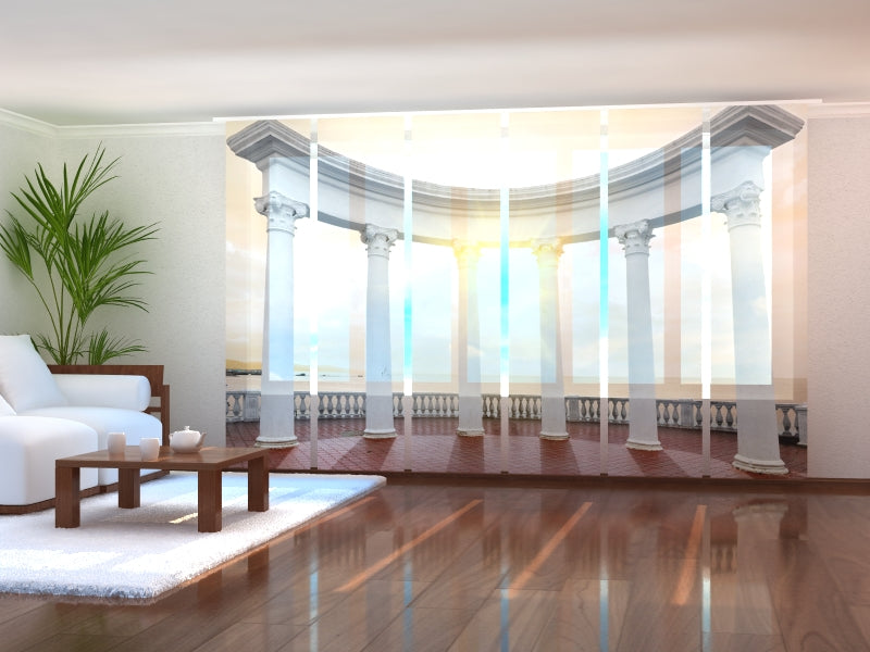 Set di 6 Tende a Pannello Colonne Bianche su un Lungomare acquistare Set di 6 Tende a Pannello Colonne Bianche su un Lungomare — Foto