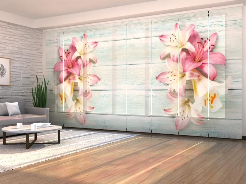 Set di 8 Tende a Pannello Gigli Colorati sul Legno acquistare Set di 8 Tende a Pannello Gigli Colorati sul Legno — Foto