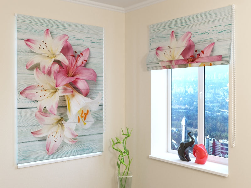 Tende a Pacchetto Gigli Colorati sul Legno acquistare Tende a Pacchetto Gigli Colorati sul Legno — Foto