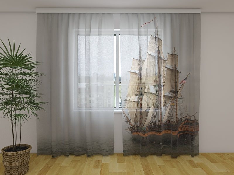 Foto Tende Nave Pirata in una Nebbia