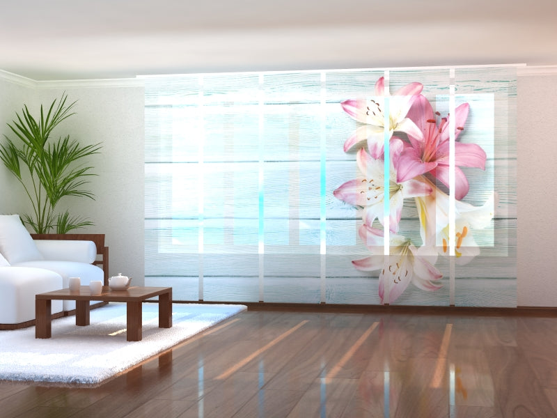 Set di 6 Tende a Pannello Gigli Colorati sul Legno — Foto